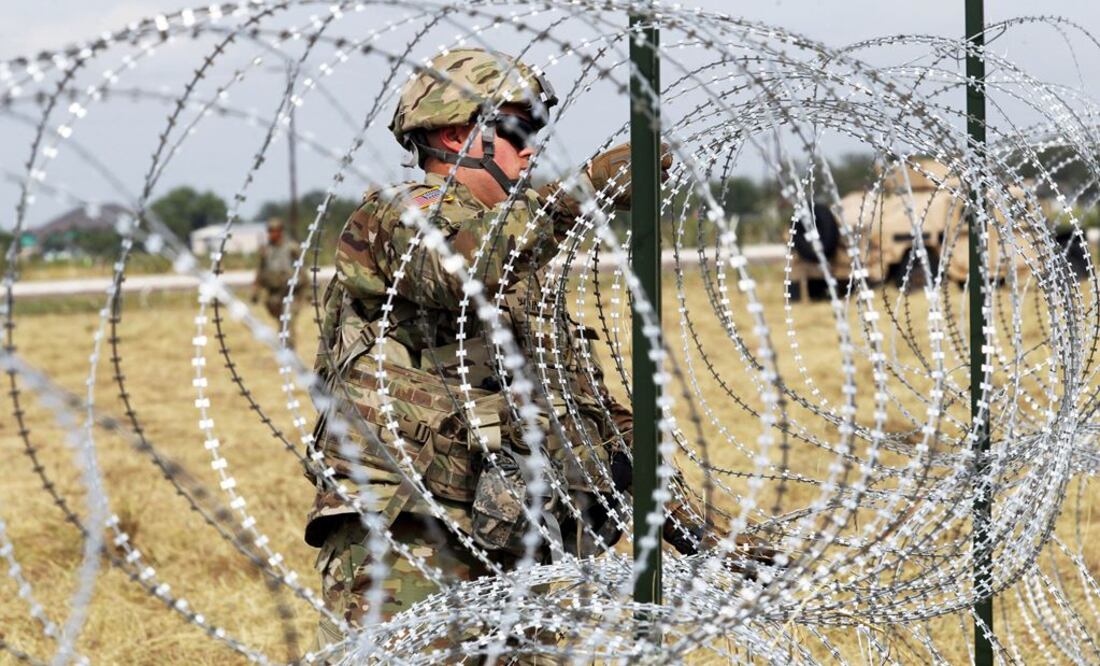 Militares instalan alambre de púas en la frontera sur de Estados Unidos.