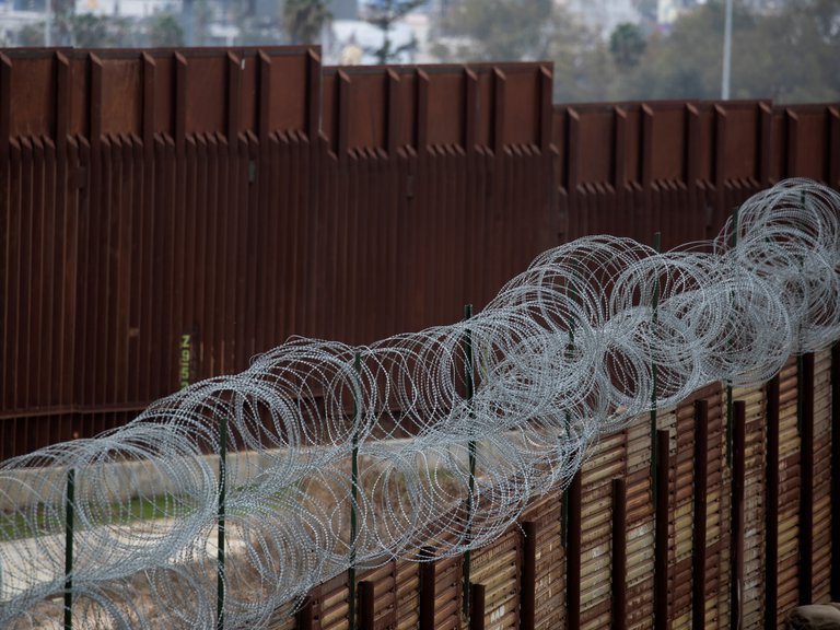 El muro fronterizo Estados Unidos-México: Restricciones para la comunidad inmigrante.